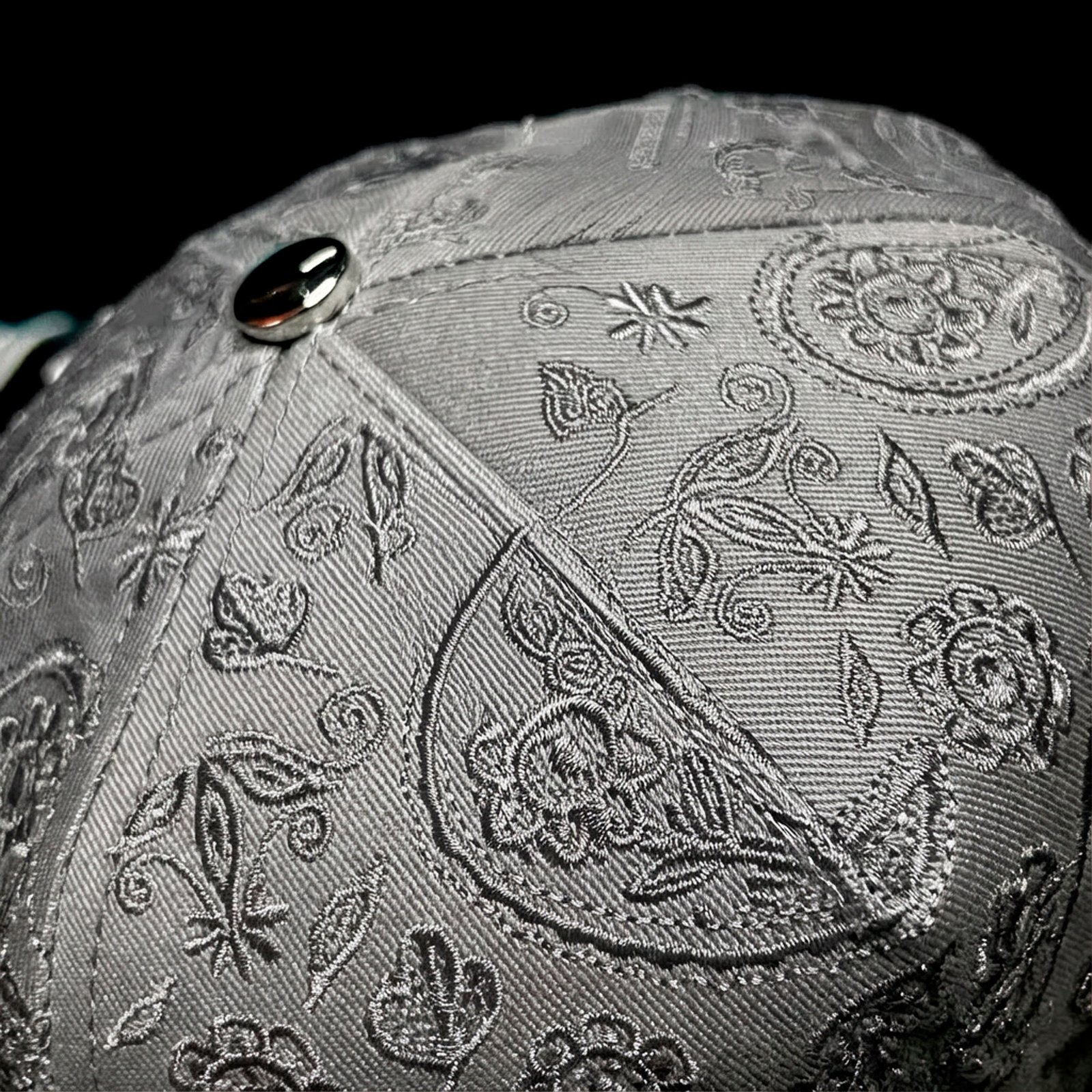 Gorra Pirate Gang París Gris, Oso con Parche, vista de detalles